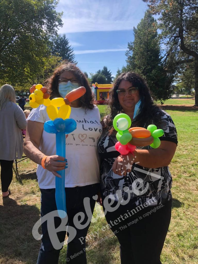 Balloon Animal Making Lion and Turtle Balloons